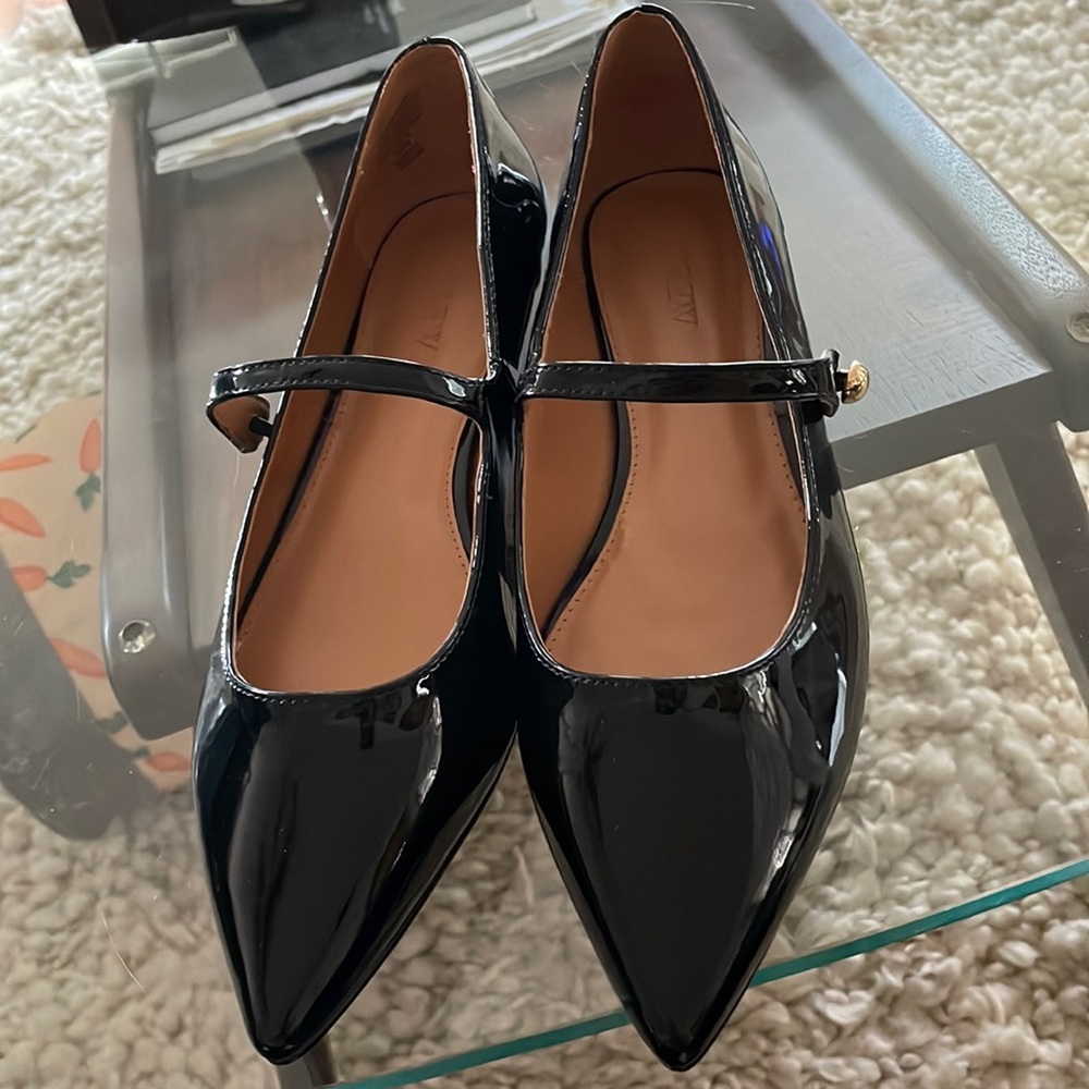 Black patent pointy shoes flat heel